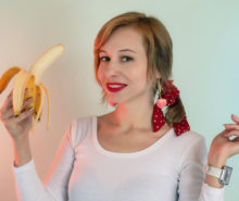 žena s bananom